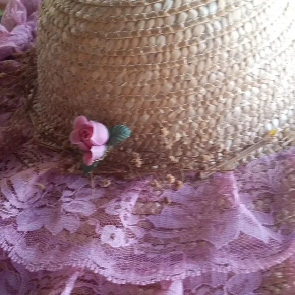 Vintage straw hat with mauve lace and floral trim - Picture 5 of 12